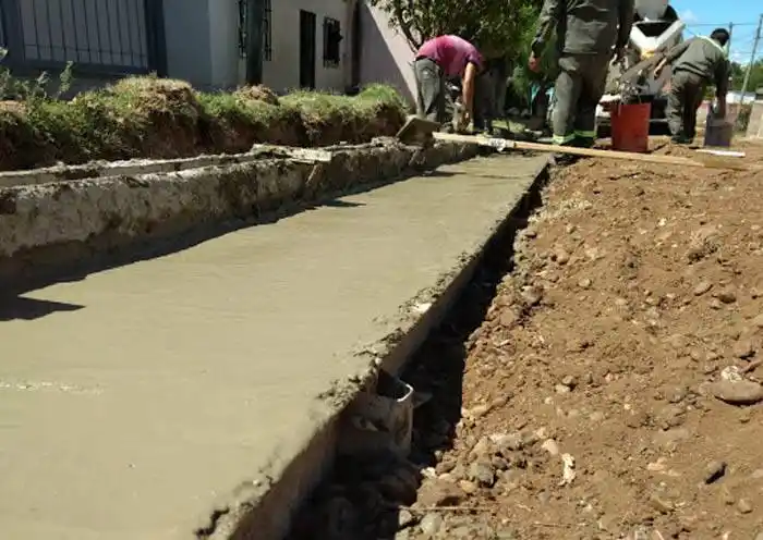 Construcción y arreglos de  cordón cuneta en la agenda del intendente Francolini