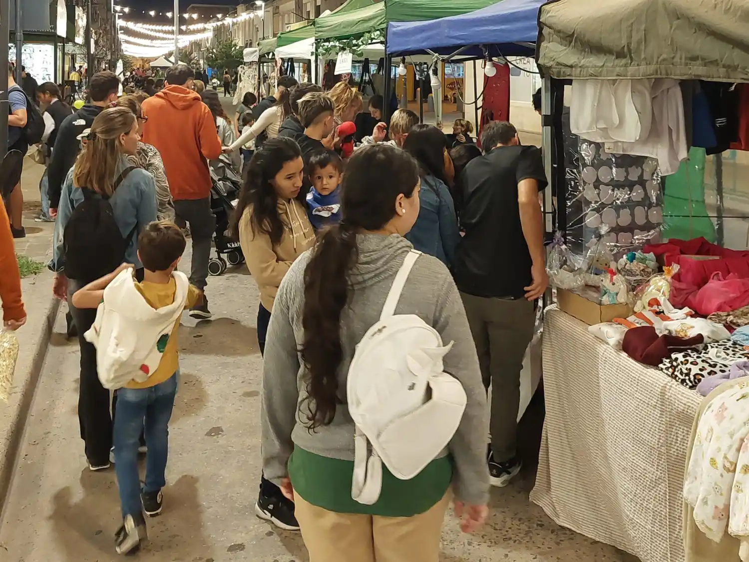 Gran número de emprendedores, puestos de comidas rápidas y números artísticos.