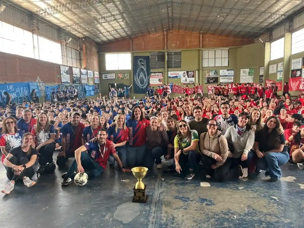 Aqueos y Troyanos, una pasión que atraviesa generaciones en el Bachillerato Humanista