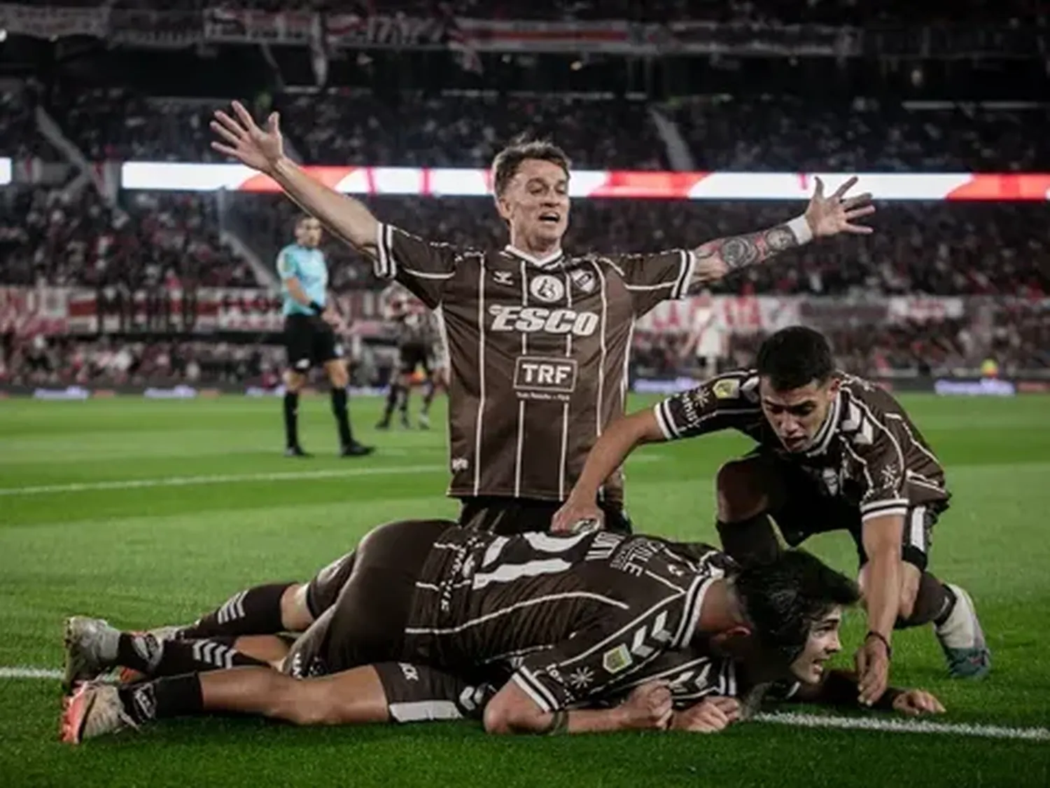 Platense dió el batacazo y eliminó a River en el Monumental