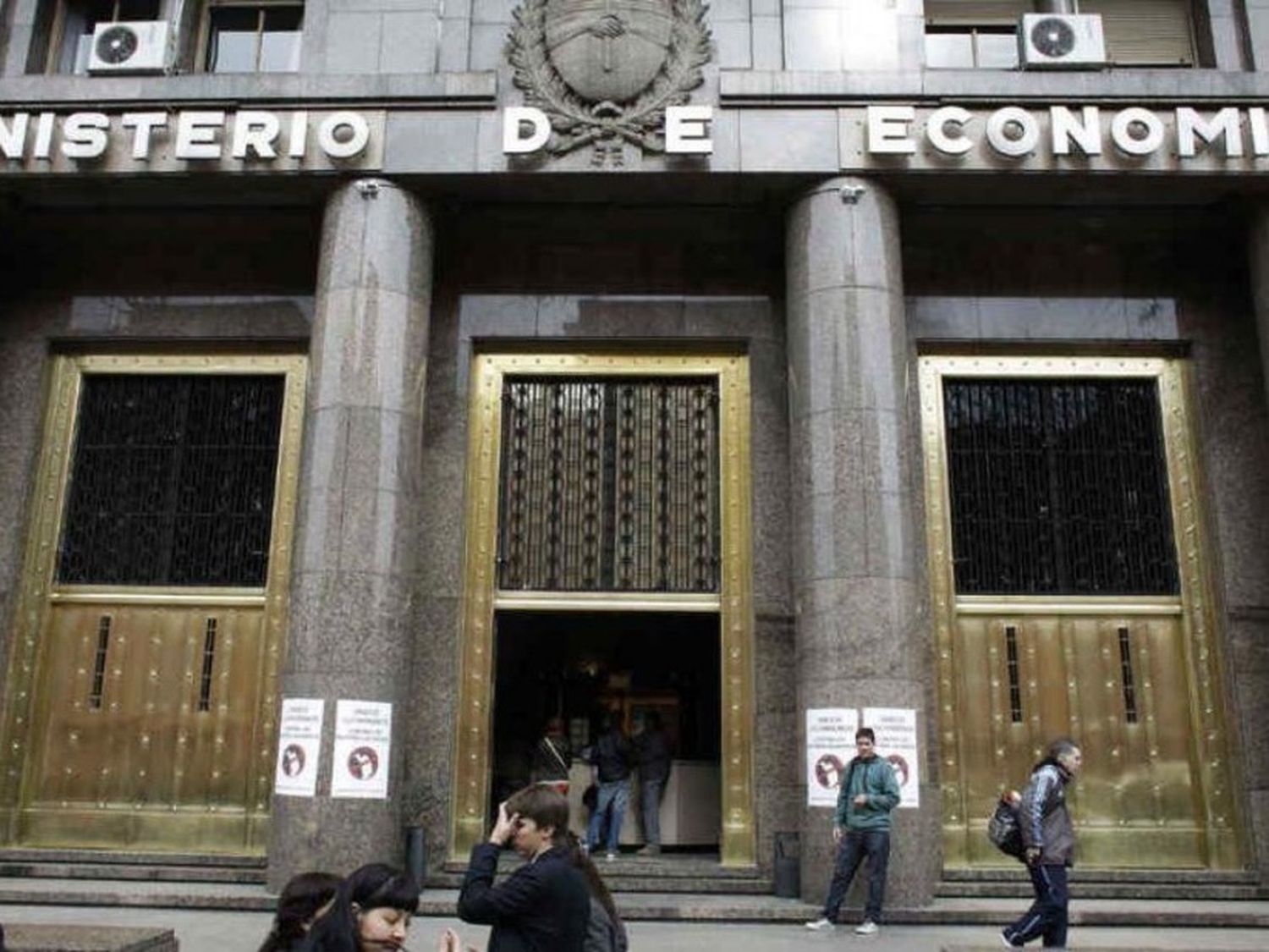 El Gobierno anunció que intervendrá en el mercado cambiario para calmar al dólar