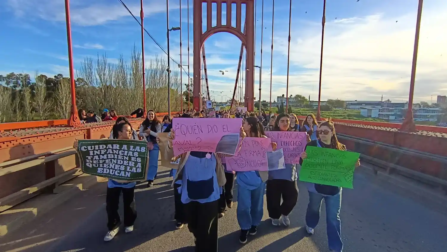 Alumnas y docentes. Marcharon hasta el Puente Colgante y realizaron una sentada