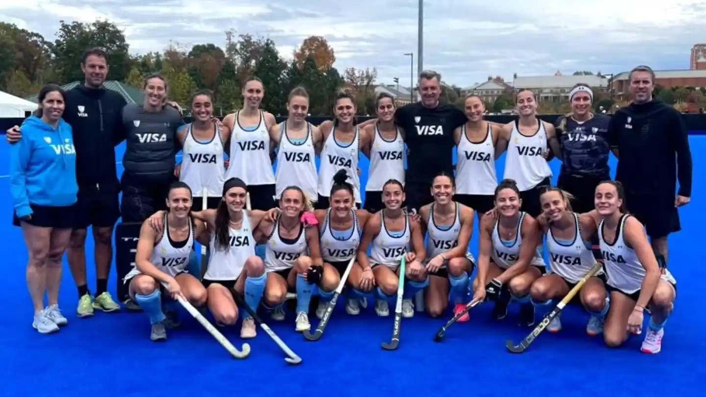 Las Leonas, con Bruggesser en el medio de la fila inferior.
