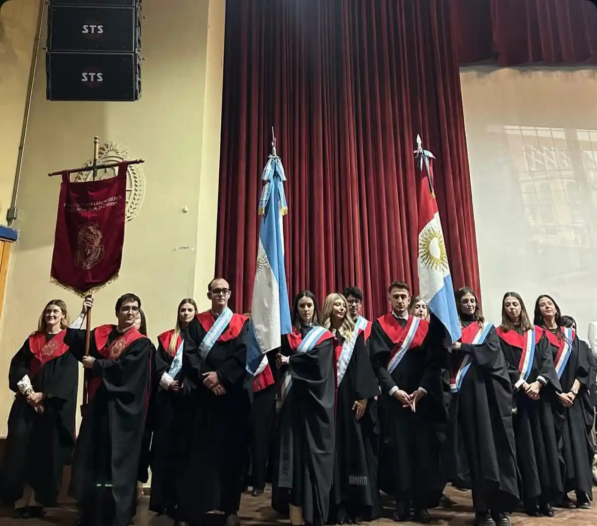 Las flamantes abanderadas de la Facultad de Derecho de la UNC.