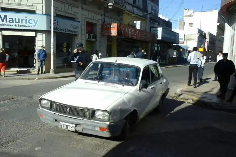 Un auto sin frenos atropelló a una embarazada