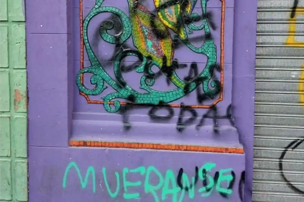 Cruces esvásticas e insultos contra un centro cultural