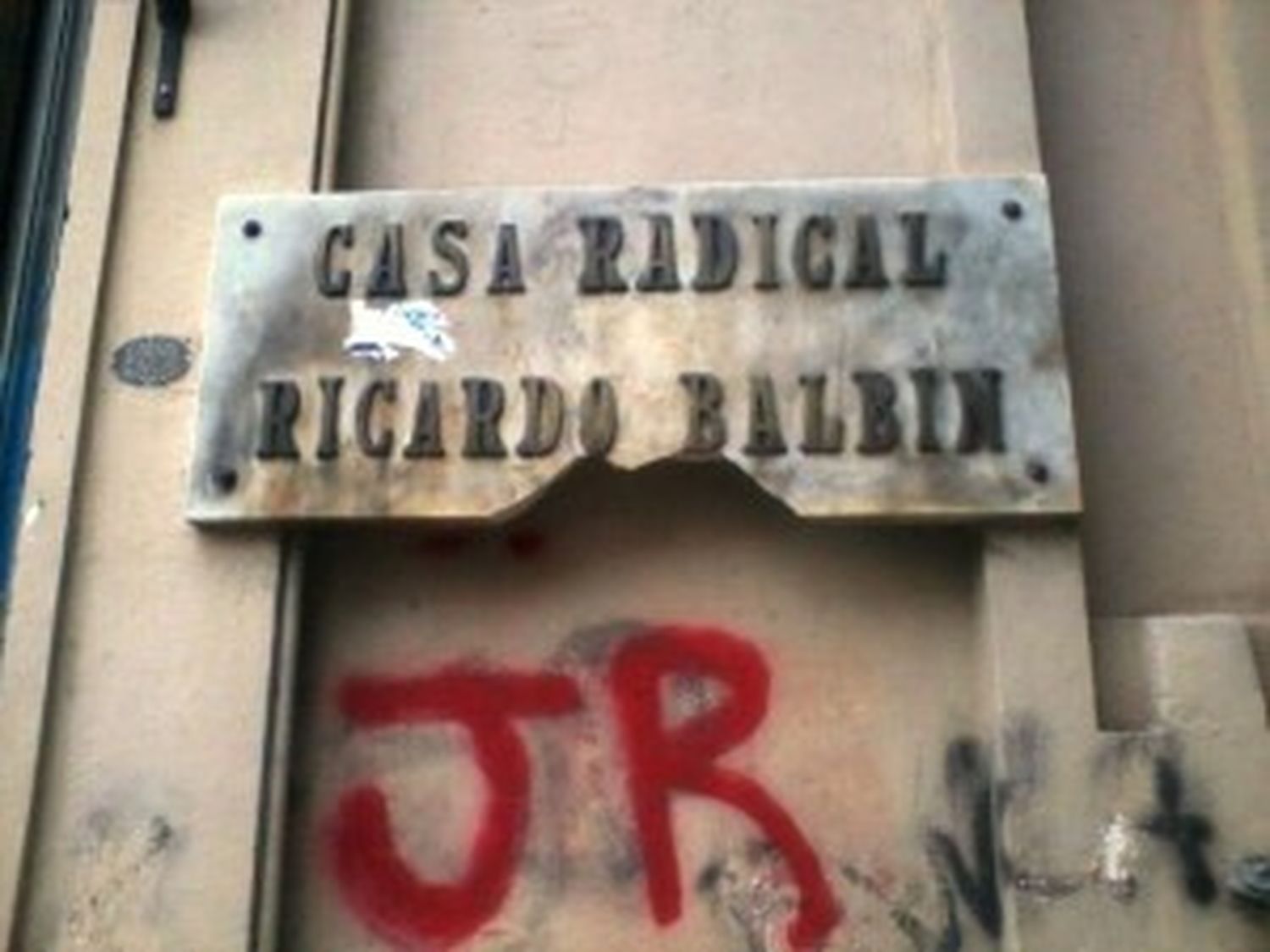 Atacaron nuevamente un comité de la UCR en La Plata