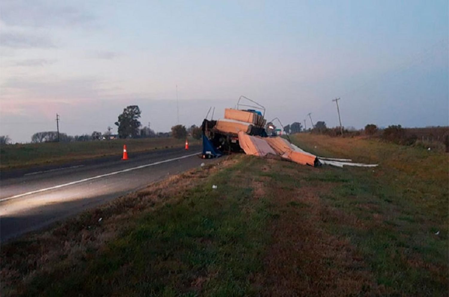 Ruta 14: chocaron dos camiones y un conductor fue hospitalizado