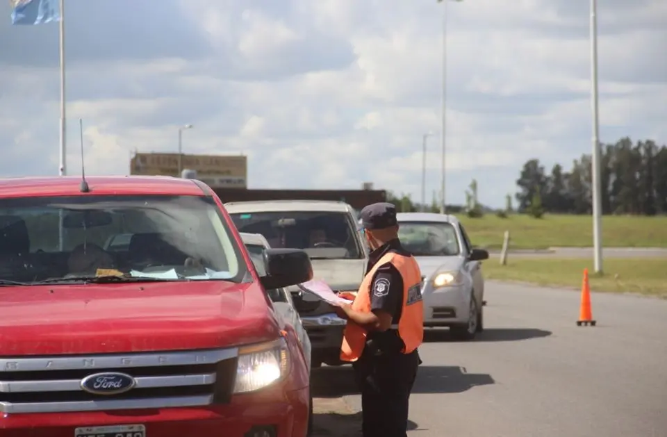 Controles en los accesos a Lobería