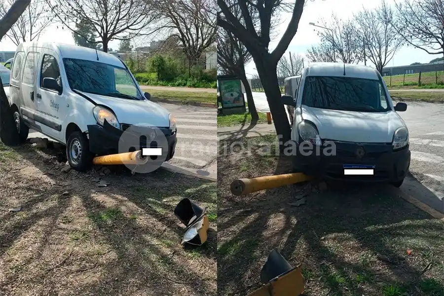 Una joven se llevó un gran susto después de chocar contra un semáforo