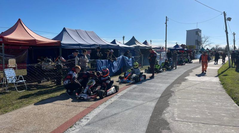 Febril actividad en el kartódromo internacional "Jorge Frare". Esta tarde se corren las finales de todas las categorías. 150 karting en pista y la presencia del "Guri" Omar Martínez.