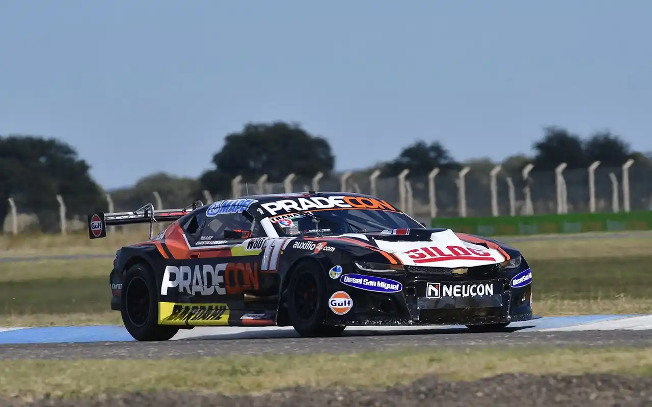 El auto de Christian Ledesma girando en Toay.