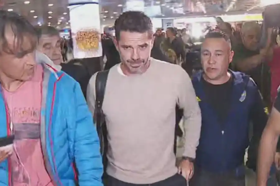 "Vuelvo a casa": Gago llegó a Argentina y se sumará al plantel de Boca