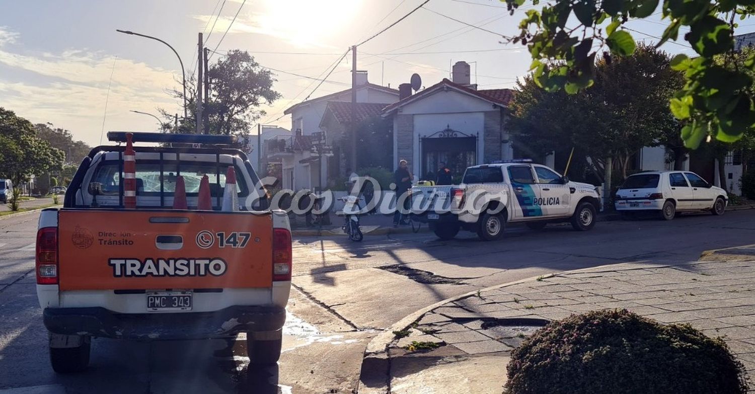 Menores en una motocicleta colisionaron a un patrullero