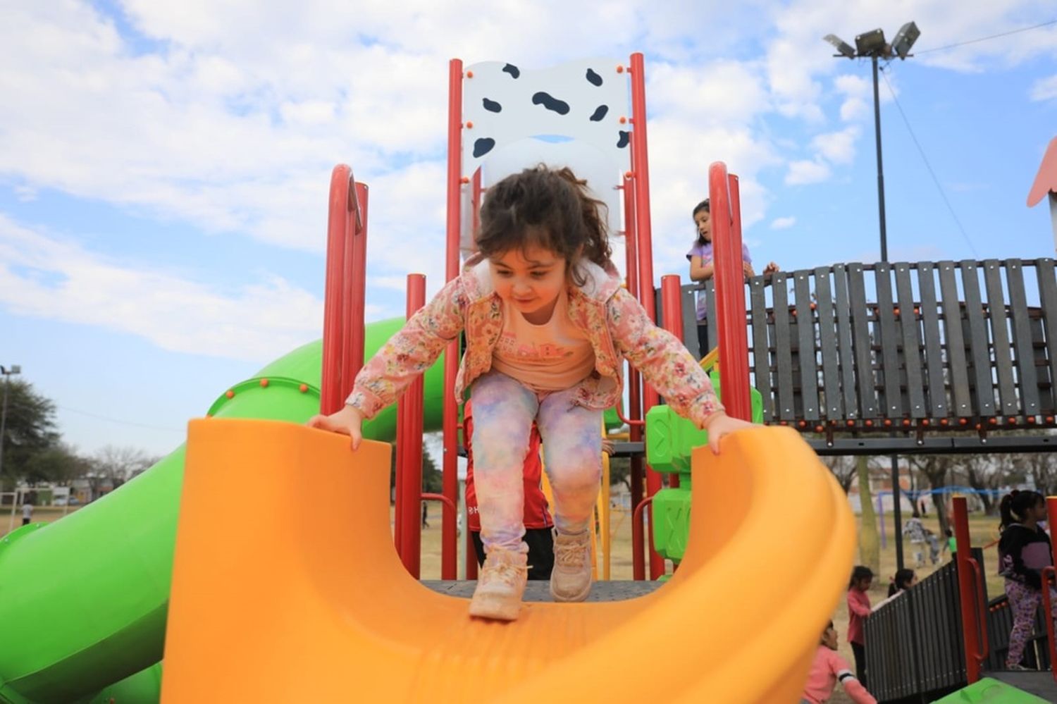 La Municipalidad recibió nuevos juegos infantiles para plazas de la ciudad