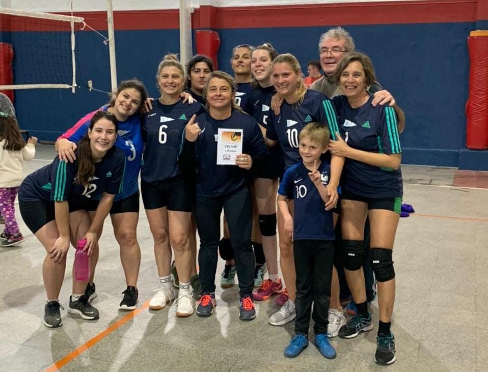 Vóley: “Las Cachitas” se quedaron con la copa en Pescadores