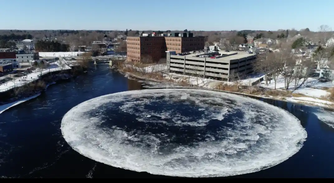 E.E.U.U: impresionante disco de hielo se formó en un río