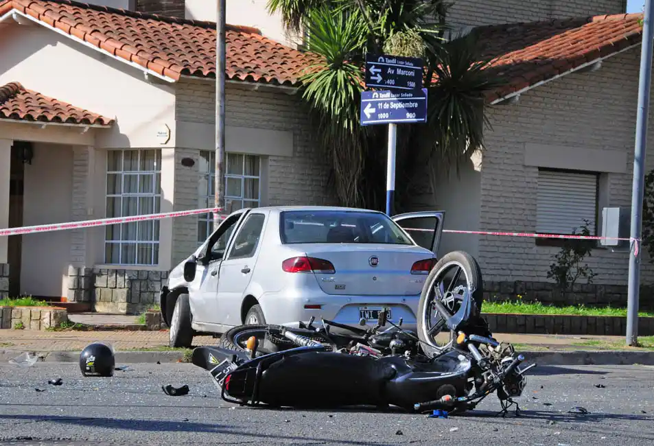 Un motociclista quedó internado tras un violento accidente en Marconi y 11 de Septiembre