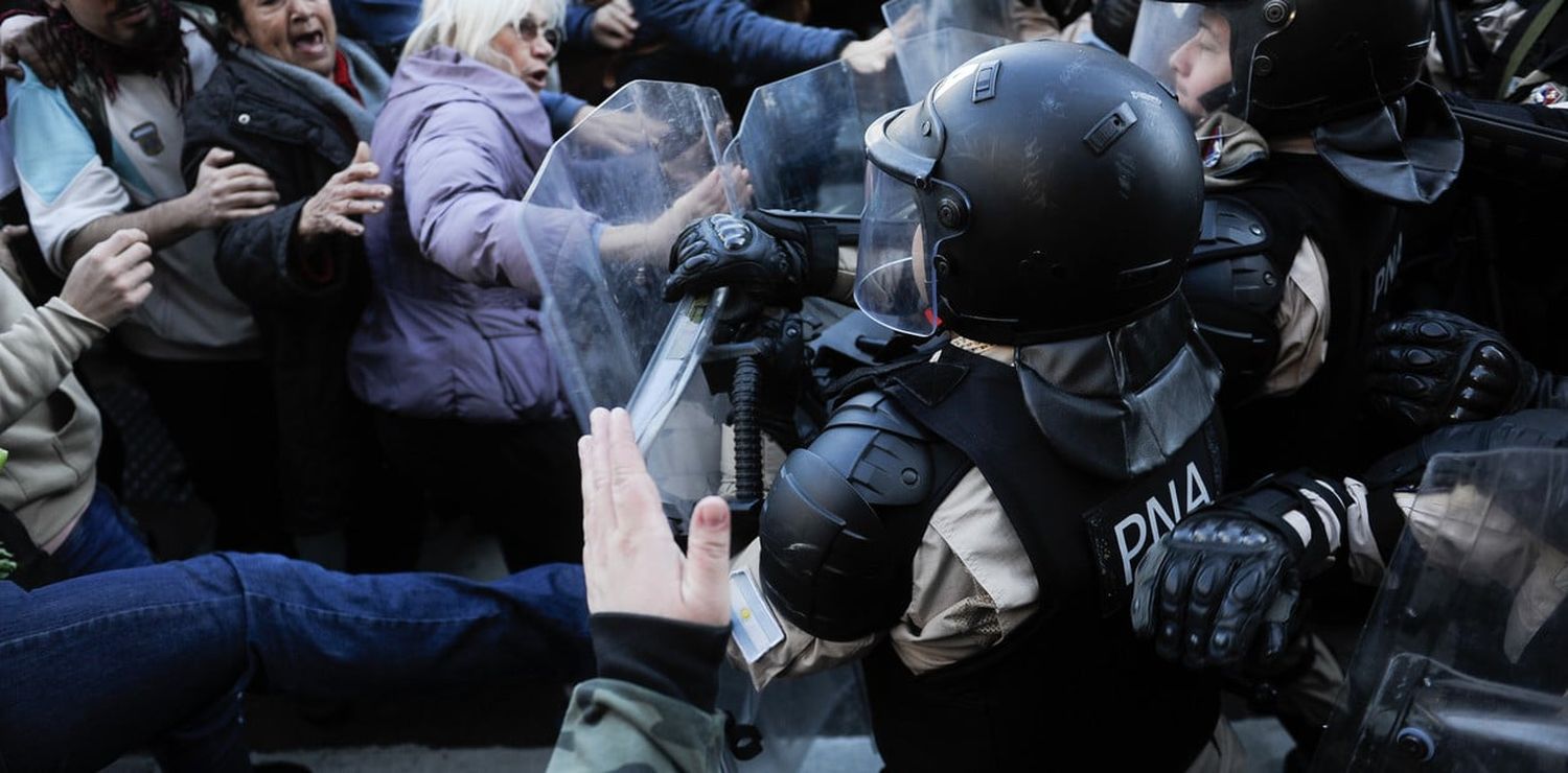 Fuertes incidentes en la marcha contra el veto de Milei a la reforma previsional