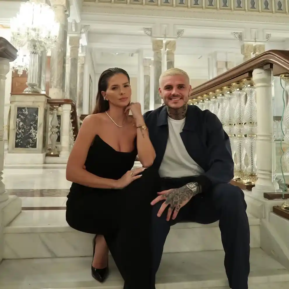 La actriz China Suárez y el futbolista Mauro Icardi sonríen juntos luciendo la pulsera del amor en un evento, celebrando su vínculo ante los flashes.