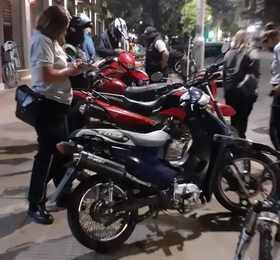 Fueron a un bar, estacionaron en la vereda y los infraccionaron