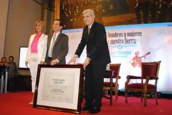 Julián Domínguez homenajeó al cantante dorreguense Abel Visconti