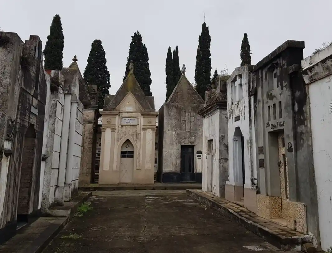 Otra vez, robaron en el cementerio: se llevaron placas de bronce y candelabros de una bóveda