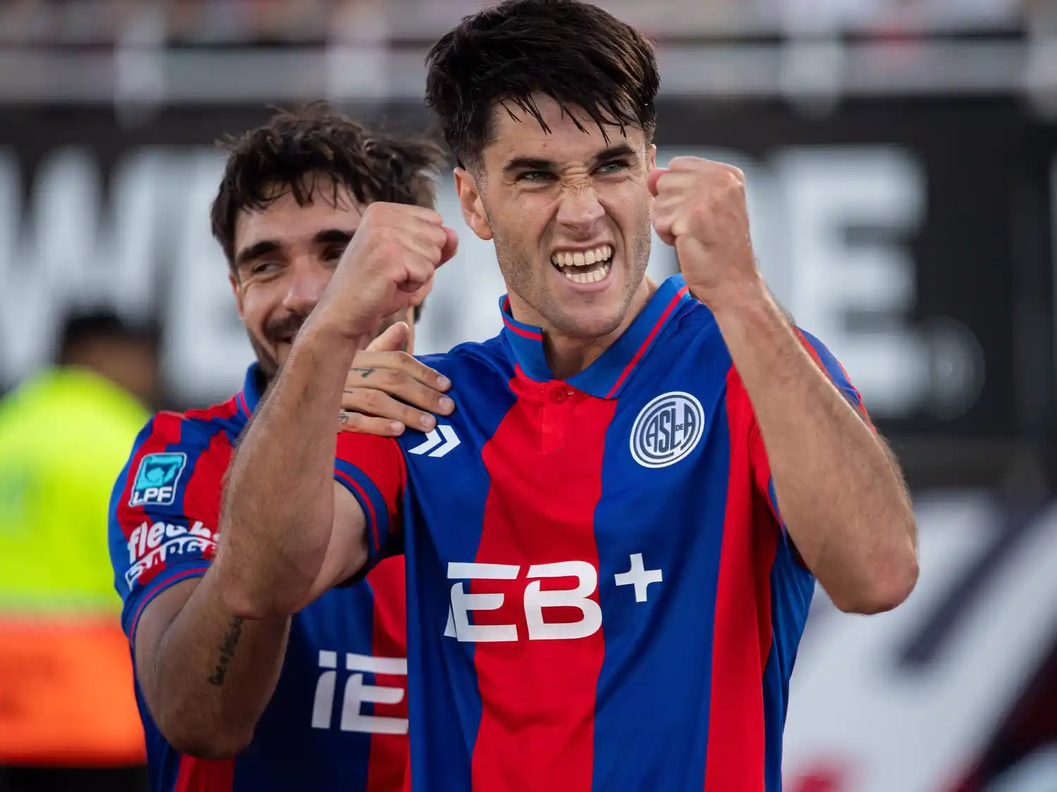 Gregorio Rodríguez festeja el gol de la victoria.