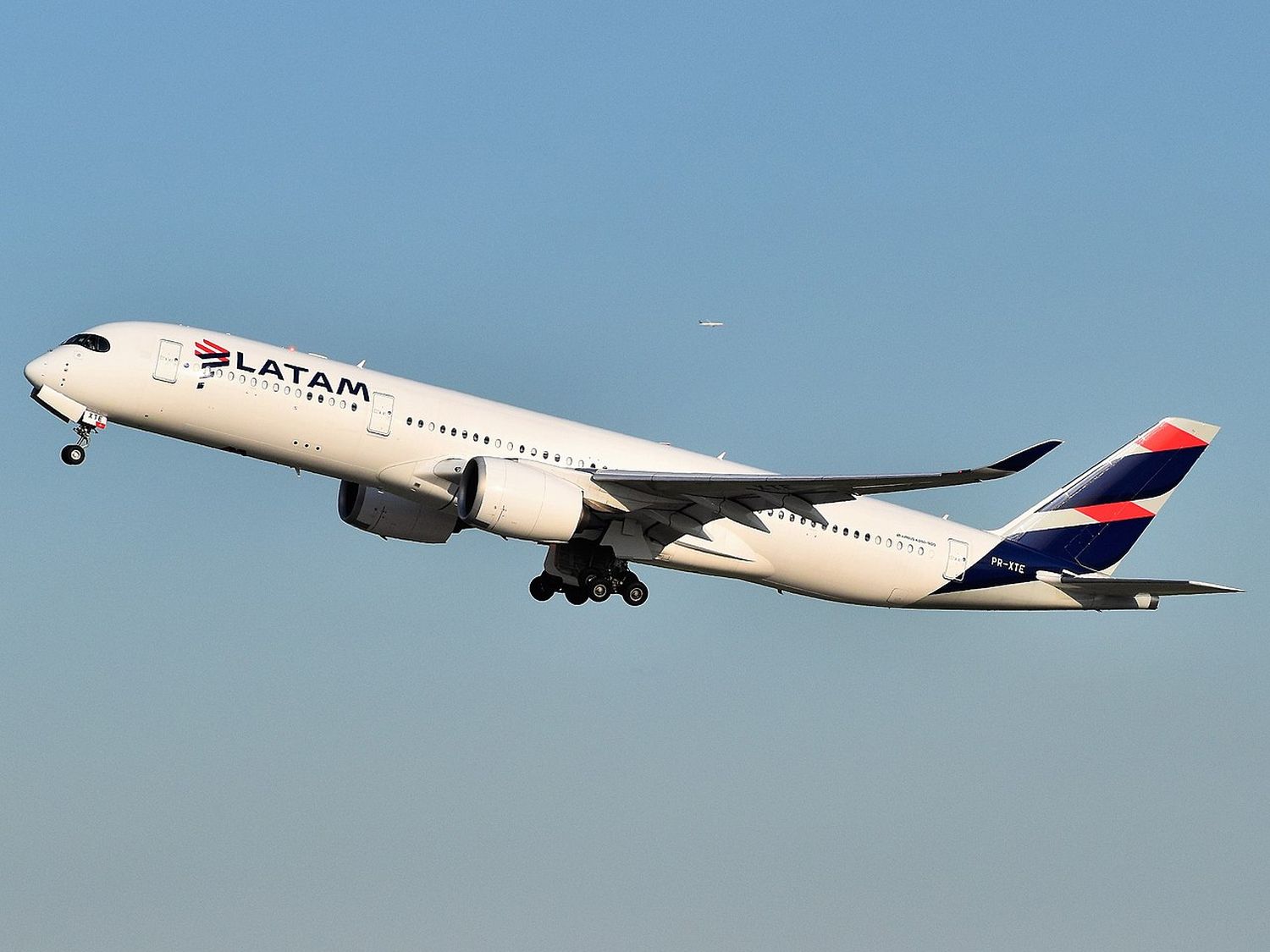 LATAM pospone el reinicio de los vuelos a Boston y París