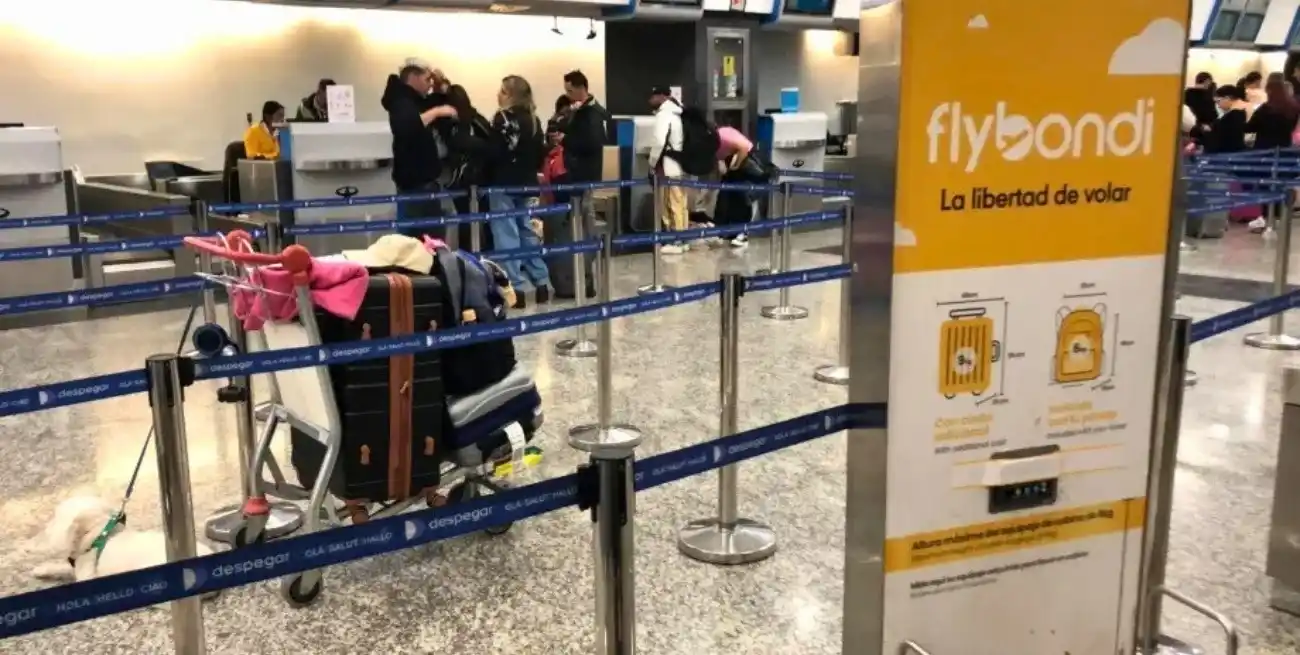 El gobierno nacional intimó a la low cost Flybondi a reducir sus cancelaciones. y reprogramaciones.