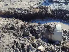 Vecinos reclaman que los arreglos en las calles se rompen por falta de material