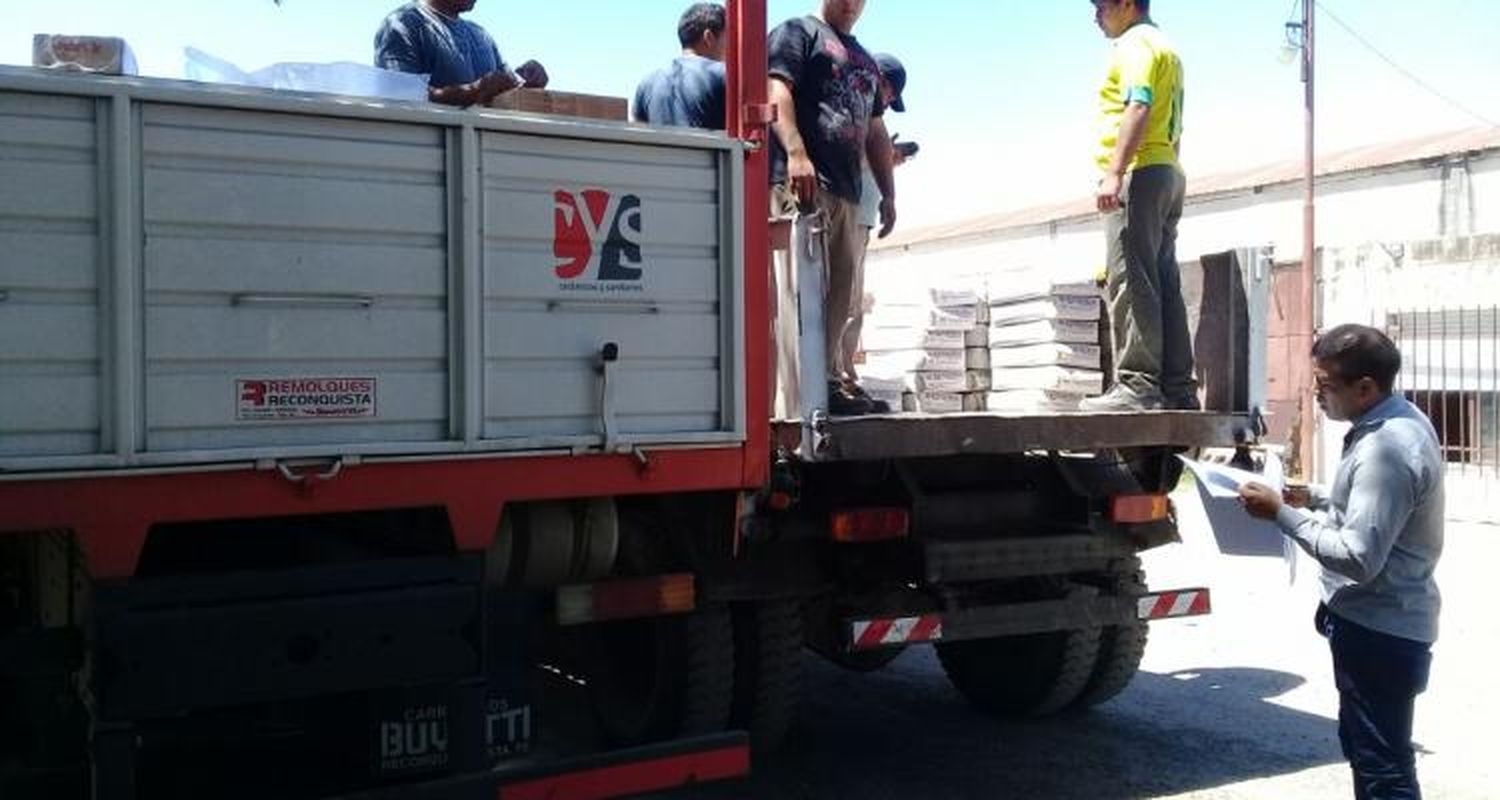 Primera entrega de materiales de los préstamos para refaccionar viviendas