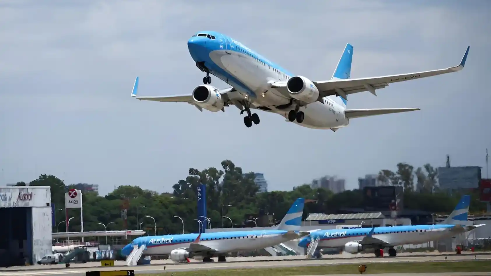 En 2025, Aerolíneas Argentinas logró superávit operativo (USD 112,7M) por segundo año sin fondos estatales, mientras el Gobierno insiste en su privatización, sujeta al aval del Congreso.