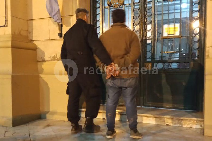 En estado de ebriedad, dañó la casa de una vecina y amenazó con prender fuego la vivienda