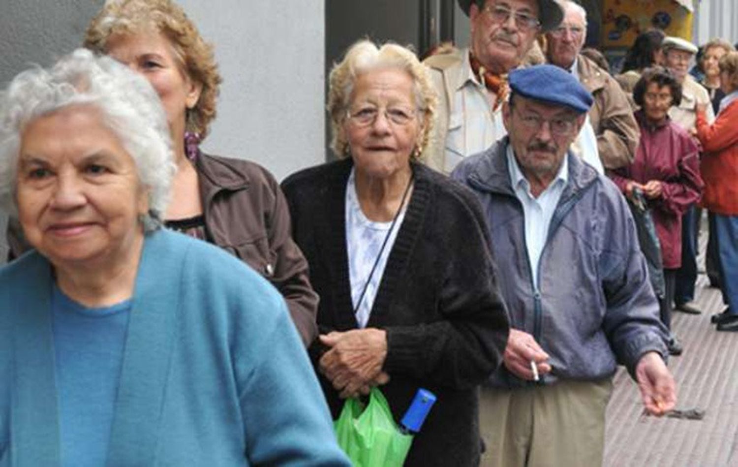 Se oficializó el bono para jubilados que cobran la mínima y un aumento para la AUH