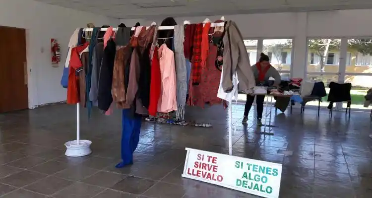 Red Solidaria organizó un “Perchero Solidario” en el Cic