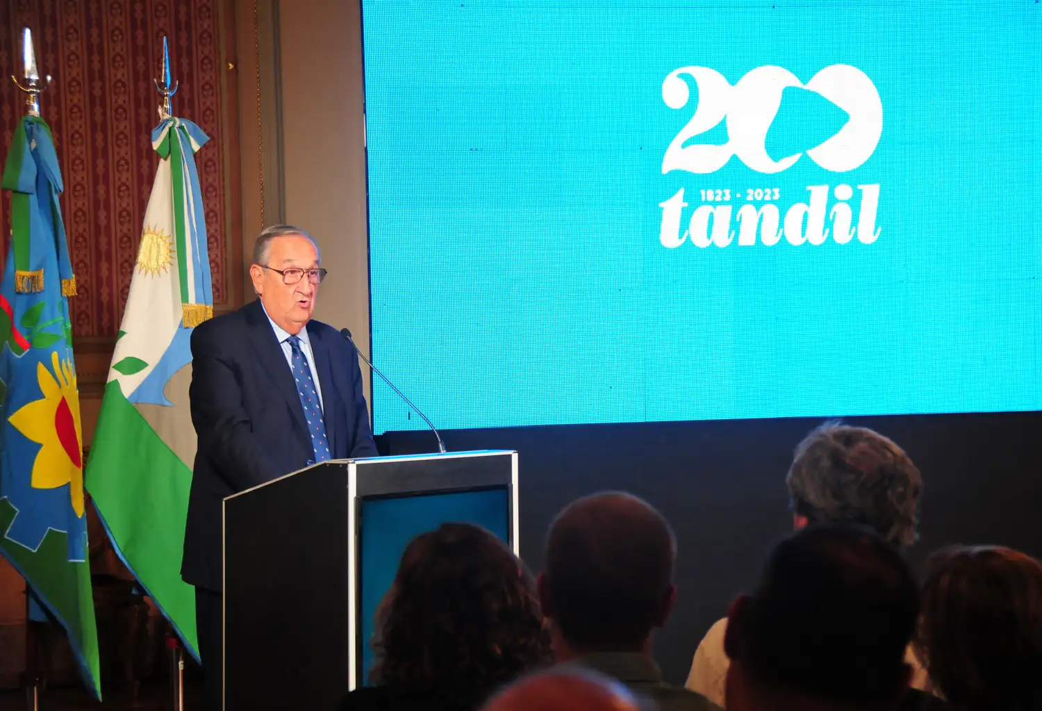 Lunghi, durante la presentación de las actividades previstas para la celebración de los 200 años.