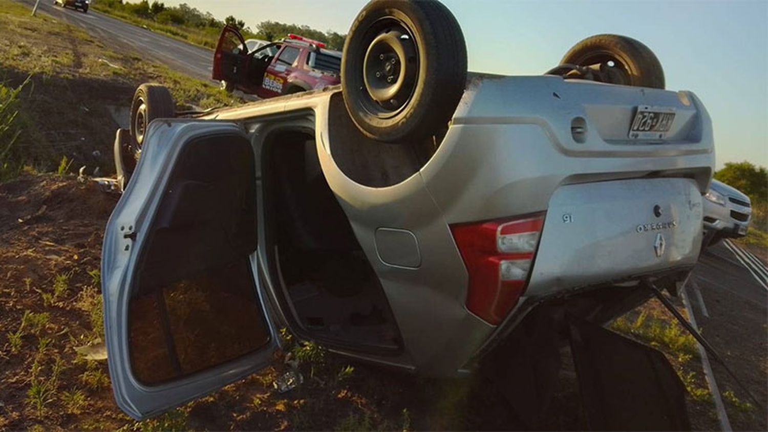 Un conductor perdió el control de su auto y volcó en la ruta 12