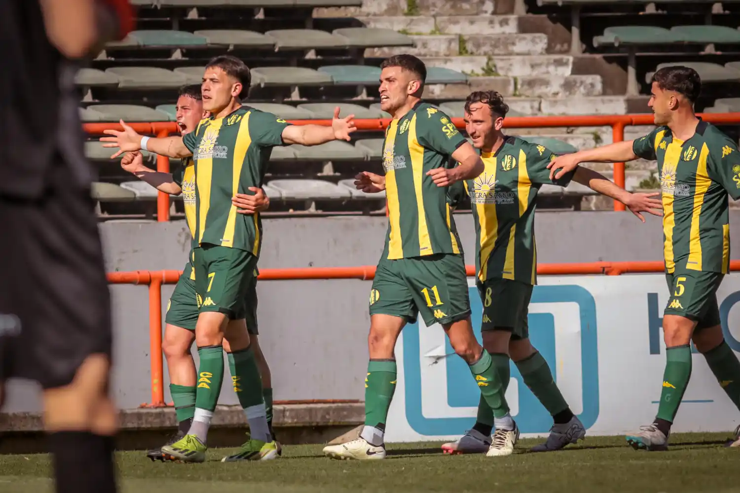 Alan Sosa celebrando el tanto