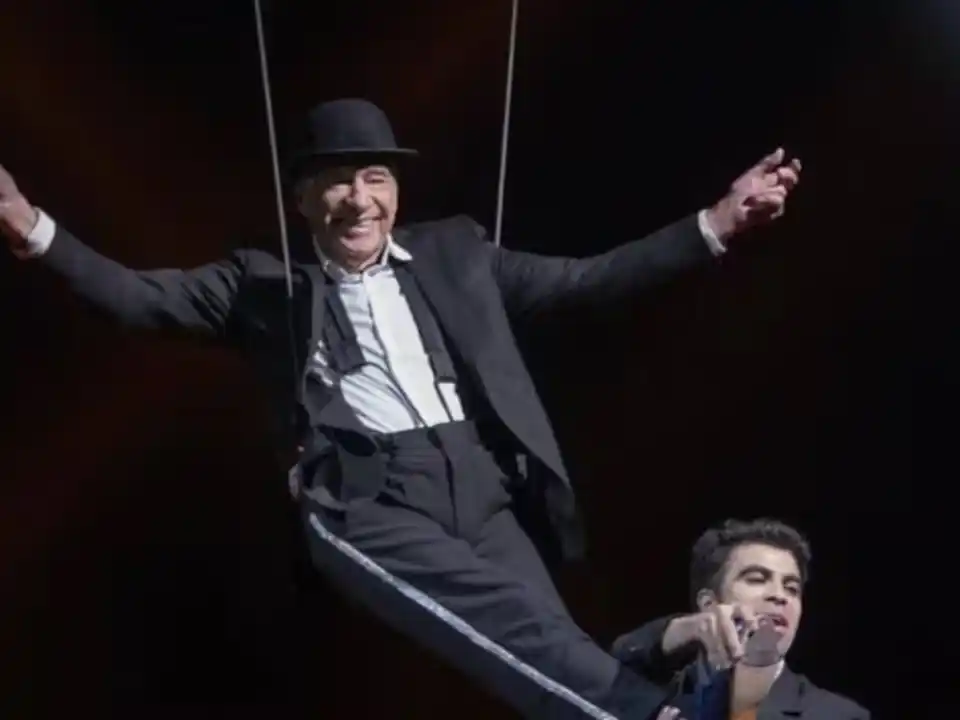 Cormillot en el trapecio del circo.