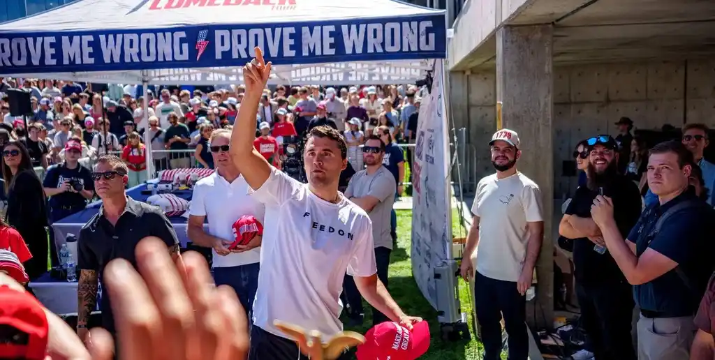 Charlie Kirk minutos previos al atentado. Foto: Reuters