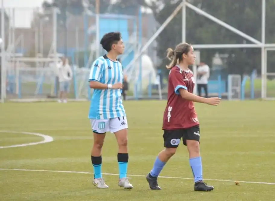 Micaela, con la camiseta de la UAI y frente a Racing
