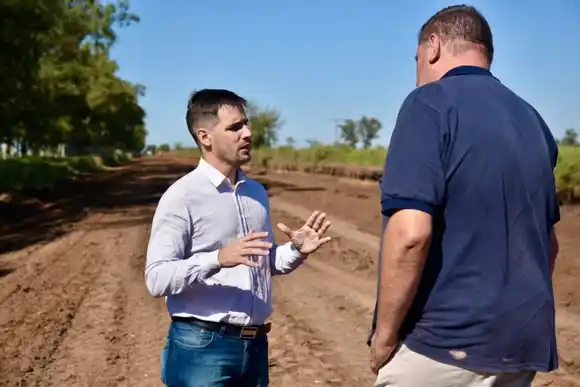 Avance en varios frentes: Leonardo Viotti supervisó obras en caminos rurales