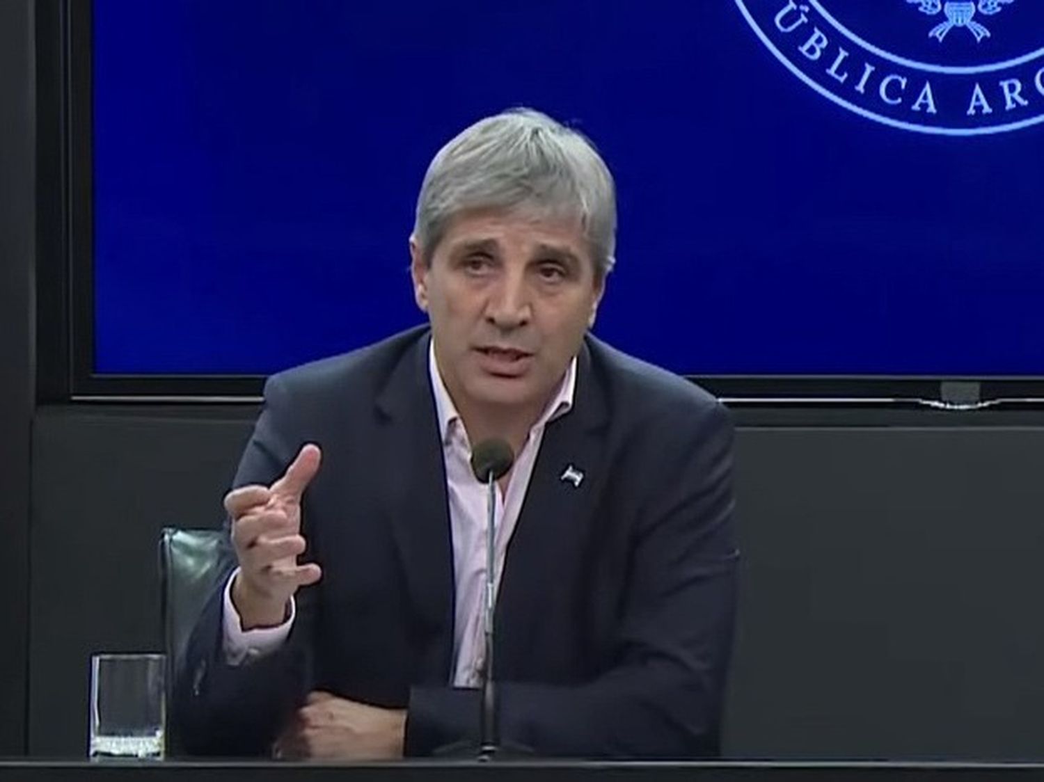 “Solo vamos a acelerar, como quiere la gente”, sostuvo el ministro Luis Caputo