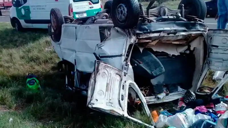 Tres muertos al chocar un camión y una camioneta en la Ruta 14