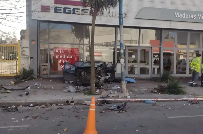 Domingo trágico en Mar del Plata: conductor murió al chocar contra un poste de luz