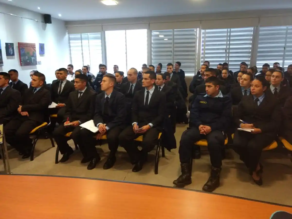 Capacitaron a efectivos de la Policía Barrial y a los futuros egresados