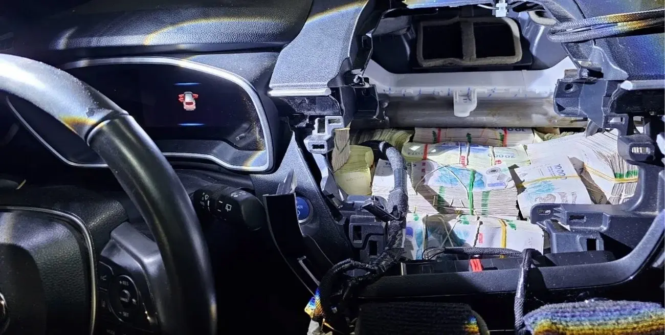 ¿Lavado de activos? Viajaba con más de 357 millones de pesos ocultos en su auto