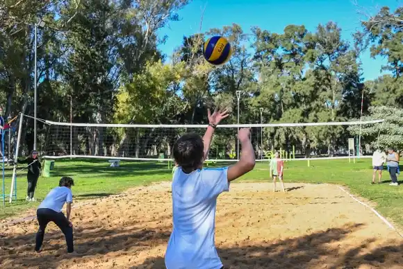 Hoy: Plaza Deportiva y vista al Museo Ferroviario y Capilla de los Negros