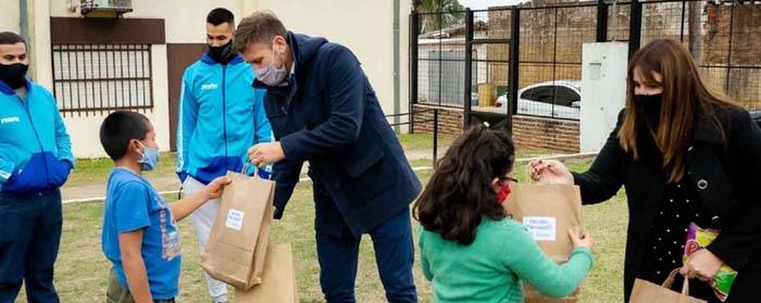 Entregaron kits a niñas y niños que reciben apoyo escolar del Becario en el departamento Concordia